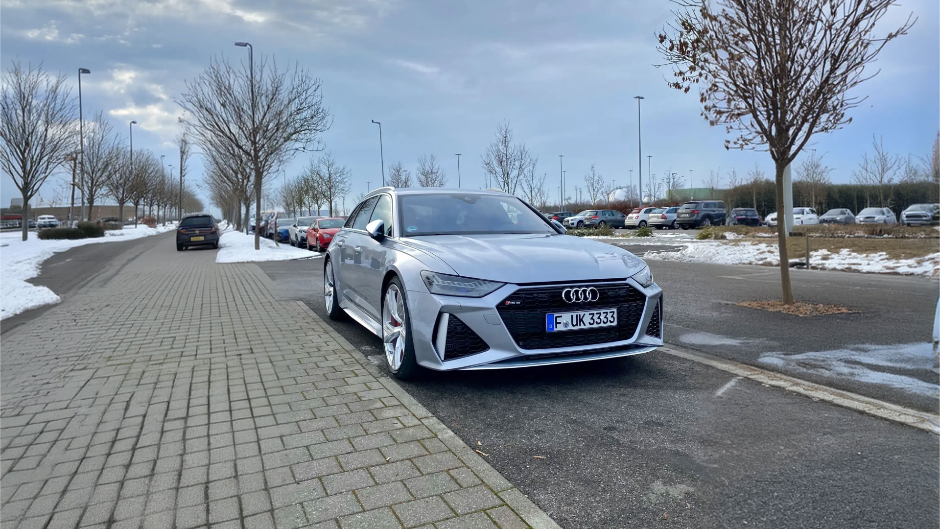 Rohfoto eines Fahrzeugs vor dem Showroom-Hintergrund